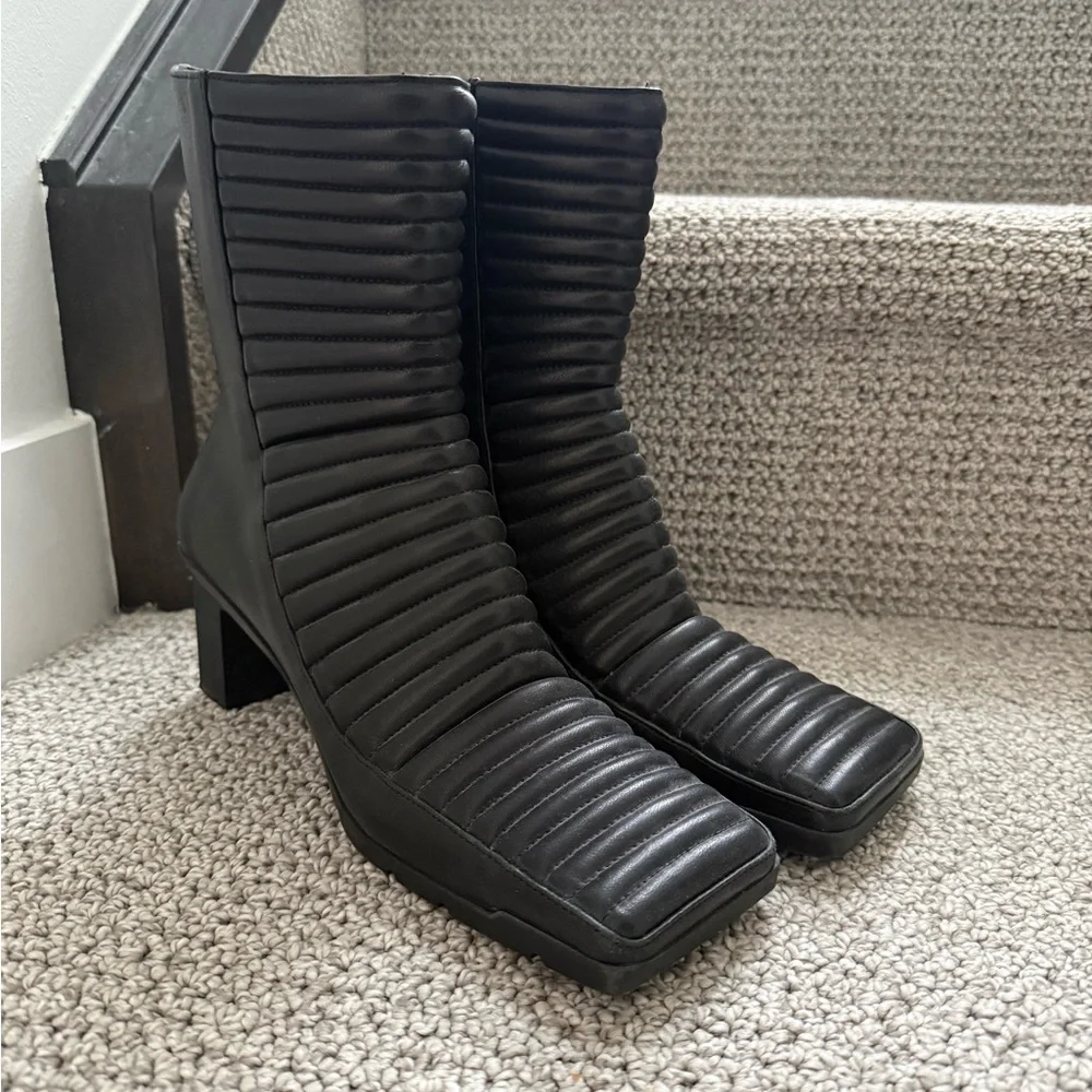 Balenciaga Black Ribbed Heeled Boots - Picture 1 of 4